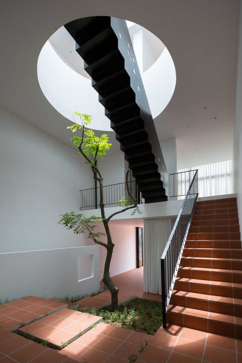 thiết kế giếng trời trên cầu thang